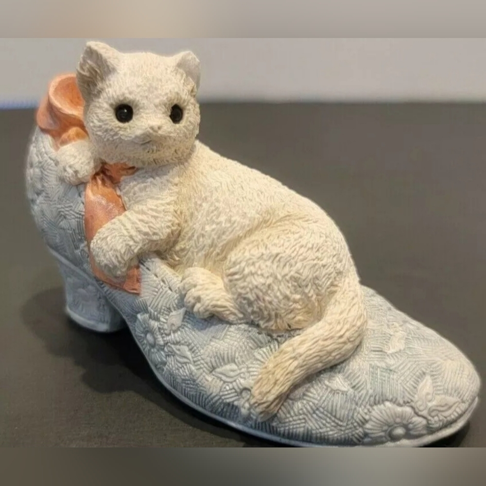 Vintage United Design Corp White Angora Kitty In a  Shoe Figurine Pre-owned